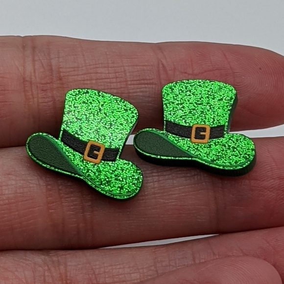 Leprechaun St. Patrick's Day green glitter acrylic stud earrings - Picture 6 of 8